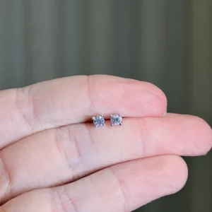 Brinco Ponto de Luz Moissanite 4mm / 0,3 quilates