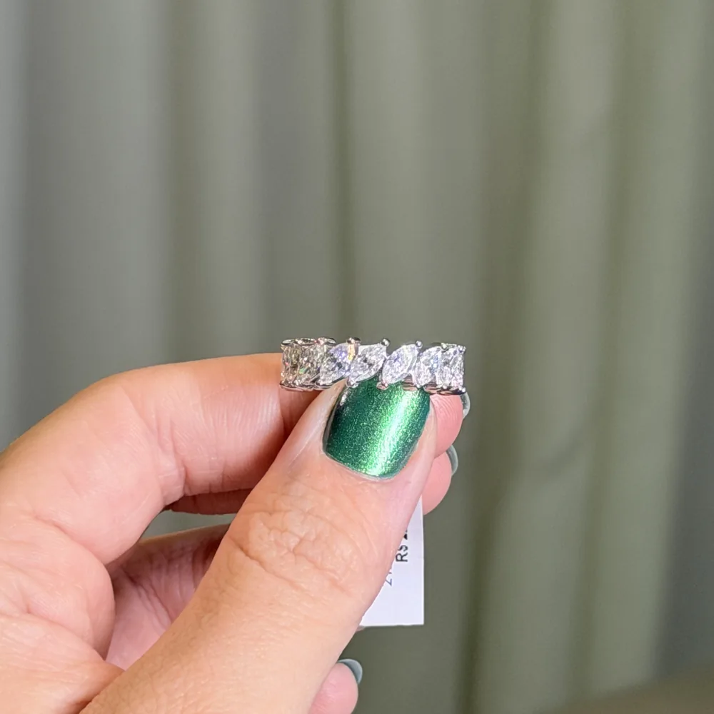 Anel Navete Inteiro Cravejado 3x6mm / 1 quilates